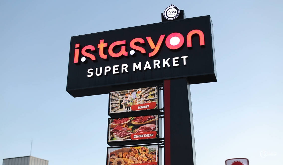 İstasyon Süper Market totem tabelası